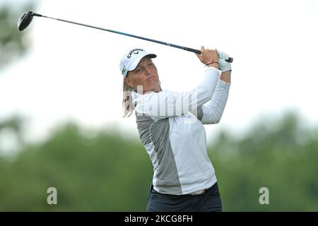 Perrine Delacour di Francia tee off sul secondo tee durante il terzo round del Meijer LPGA Classic per il torneo di golf Simply Give al Blythefield Country Club di Belmont, MI, USA Sabato, 19 giugno 2021. (Foto di Jorge Lemus/NurPhoto) Foto Stock