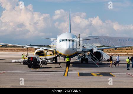 Il Boeing 737 della compagnia Ryanair budget mentre i passeggeri lasciano il posto. Volare durante la pandemia di Coronavirus Covid-19 all'interno di un aeromobile Boeing 737-800 di Ryanair low cost con destinazione la Canea nell'isola di Creta, una popolare destinazione di vacanza. All'interno dell'aereo è obbligatorio indossare maschere facciali per i passeggeri e l'equipaggio di volo, la guardia aerea, ecc. mentre le persone hanno bisogno di un test COVID negativo per salire a bordo dell'aereo come misura di sicurezza, mentre l'industria aeronautica e turistica sta lottando per tornare alla normalità. La Grecia sta cercando di dare impulso al proprio turismo e di concedere privilegi a vaccin Foto Stock