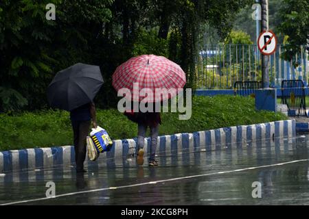 Le persone portano un ombrello durante il monsone a Kolkata, India, 19 giugno 2021. (Foto di Indranil Aditya/NurPhoto) Foto Stock