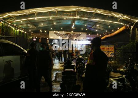 Il covid-19 ufficiale di vigilanza congiunto ha fatto un appello ai residenti che si sono riuniti e luoghi di affari culinari intorno all'area di Duren Sawit, Giacarta orientale, il 18 giugno 2021. Questa attività è stata svolta a causa del caso di trasmissione di covid-19 aumentato e inasprito tutte le attività sono state limitate a 21,00 pm e anche le istruzioni del governatore di Giacarta. (Foto di Dasril Roszandi/NurPhoto) Foto Stock