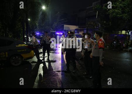 Il covid-19 ufficiale di vigilanza congiunto ha fatto un appello ai residenti che si sono riuniti e luoghi di affari culinari intorno all'area di Duren Sawit, Giacarta orientale, il 18 giugno 2021. Questa attività è stata svolta a causa del caso di trasmissione di covid-19 aumentato e inasprito tutte le attività sono state limitate a 21,00 pm e anche le istruzioni del governatore di Giacarta. (Foto di Dasril Roszandi/NurPhoto) Foto Stock