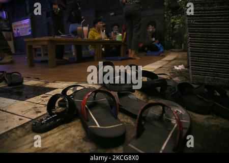 Il covid-19 ufficiale di vigilanza congiunto ha fatto un appello ai residenti che si sono riuniti e luoghi di affari culinari intorno all'area di Duren Sawit, Giacarta orientale, il 18 giugno 2021. Questa attività è stata svolta a causa del caso di trasmissione di covid-19 aumentato e inasprito tutte le attività sono state limitate a 21,00 pm e anche le istruzioni del governatore di Giacarta. (Foto di Dasril Roszandi/NurPhoto) Foto Stock