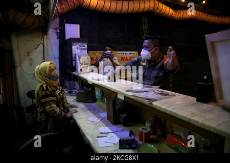 Il covid-19 ufficiale di vigilanza congiunto ha fatto un appello ai residenti che si sono riuniti e luoghi di affari culinari intorno all'area di Duren Sawit, Giacarta orientale, il 18 giugno 2021. Questa attività è stata svolta a causa del caso di trasmissione di covid-19 aumentato e inasprito tutte le attività sono state limitate a 21,00 pm e anche le istruzioni del governatore di Giacarta. (Foto di Dasril Roszandi/NurPhoto) Foto Stock