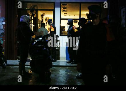 Il covid-19 ufficiale di vigilanza congiunto ha fatto un appello ai residenti che si sono riuniti e luoghi di affari culinari intorno all'area di Duren Sawit, Giacarta orientale, il 18 giugno 2021. Questa attività è stata svolta a causa del caso di trasmissione di covid-19 aumentato e inasprito tutte le attività sono state limitate a 21,00 pm e anche le istruzioni del governatore di Giacarta. (Foto di Dasril Roszandi/NurPhoto) Foto Stock