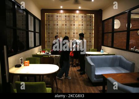 Il covid-19 ufficiale di vigilanza congiunto ha fatto un appello ai residenti che si sono riuniti e luoghi di affari culinari intorno all'area di Duren Sawit, Giacarta orientale, il 18 giugno 2021. Questa attività è stata svolta a causa del caso di trasmissione di covid-19 aumentato e inasprito tutte le attività sono state limitate a 21,00 pm e anche le istruzioni del governatore di Giacarta. (Foto di Dasril Roszandi/NurPhoto) Foto Stock