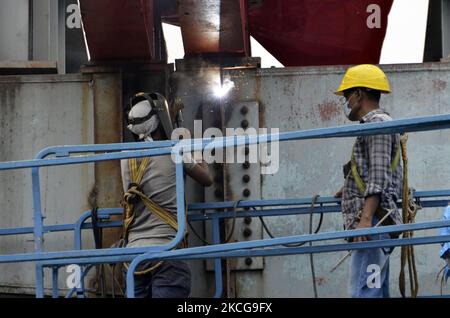 Lavori di demolizione del ponte Vivekananda a Kolkata, India, 20 giugno 2021. Il governo indiano ha pubblicato le sue ultime stime di crescita economica per l'ultimo anno finanziario che si è concluso nel marzo 2021. Secondo un rapporto dei media indiani, il prodotto interno lordo (PIL) di IndiaÂ si è contratto del 7,3% nel 2020-21. (Foto di Indranil Aditya/NurPhoto) Foto Stock