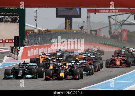 Max Verstappen dei Paesi Bassi alla guida della (33) Red Bull Racing RB16B Honda e Lewis Hamilton di Gran Bretagna alla guida della (44) Mercedes AMG Petronas F1 Team Mercedes W12 leader di partenza della gara durante il Gran Premio di Francia F1 sul circuito Paul Ricard del 27 giugno, 2021 a le Castellet, Francia. (Foto di Jose Breton/Pics Action/NurPhoto) Foto Stock