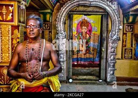 Kurukkal (capo sacerdote) si trova accanto alla porta che conduce al santuario principale presso il Tempio di Arasadi Vinayagar (Arasadi Sithi Vinayagar Kovil) a Jaffna, Sri Lanka. (Foto di Creative Touch Imaging Ltd./NurPhoto) Foto Stock