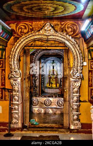 Porta che conduce al santuario principale presso il Tempio di Arasadi Vinayagar (Arasadi Sithi Vinayagar Kovil) a Jaffna, Sri Lanka. (Foto di Creative Touch Imaging Ltd./NurPhoto) Foto Stock