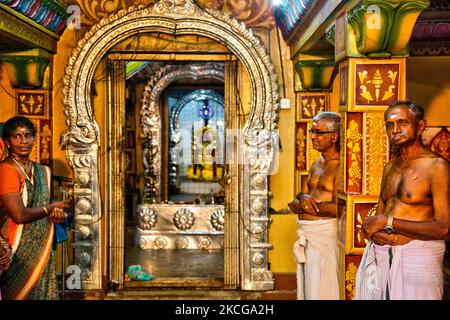 Porta che conduce al santuario principale presso il Tempio di Arasadi Vinayagar (Arasadi Sithi Vinayagar Kovil) a Jaffna, Sri Lanka. (Foto di Creative Touch Imaging Ltd./NurPhoto) Foto Stock