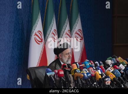 Il Presidente iraniano eletto Ebrahim Raisi partecipa a una conferenza stampa per parlare con i media locali e internazionali che si terrà a Teheran il 21 giugno 2021. (Foto di Morteza Nikoubazl/NurPhoto) Foto Stock