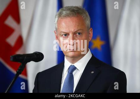 Bruno le Maire, ministro francese dell'Economia e delle Finanze, partecipa alla riunione dei ministri dell'Economia del V4 e della Francia a Cracovia, in Polonia, il 21 giugno 2021. La Presidenza polacca del Gruppo di Visegrad dura dal luglio 202 al giugno 2021. (Foto di Beata Zawrzel/NurPhoto) Foto Stock