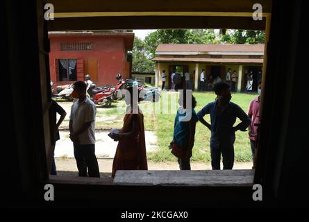 I beneficiari aspettano in coda per ricevere la dose di vaccino contro il coronavirus COVID-19 durante una campagna di vaccinazione a Guwahati, India, lunedì 21 giugno 2021. (Foto di David Talukdar/NurPhoto) Foto Stock