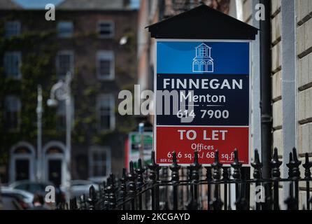 Cartello 'TO LET' visto di fronte a una proprietà in affitto nel centro di Dublino. Lunedì 21 giugno 2021 a Dublino, Irlanda. (Foto di Artur Widak/NurPhoto) Foto Stock