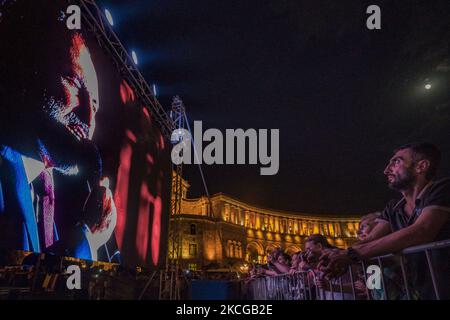 I sostenitori di Nikol Pashinyan lo guardano su un enorme schermo durante un discorso in Piazza della Repubblica a Yerevan per celebrare la vittoria del partito per i contratti civili, con Nikol Pashinyan come candidato principale alle elezioni parlamentari in Armenia. (Foto di Celestino Arce/NurPhoto) Foto Stock