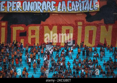 I fan di Esperance Sportive de Tunis fanno il tifo per la loro squadra durante la prima tappa della partita di calcio semifinale della CAF Champions League tra l'Esperance tunisina e l'al-Ailly egiziana allo Stadio Olimpico di Rades, nella periferia orientale della capitale tunisina Tunisi, il 19 giugno 2021. (Foto di Ahmed Awaad/NurPhoto) Foto Stock