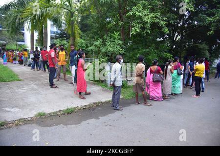 I beneficiari aspettano in coda per ricevere la dose di vaccino COVID-19 durante una campagna di vaccinazione nel distretto di Nagaon, in India, il 22,2021 giugno. (Foto di Anuwar Hazarika/NurPhoto) Foto Stock