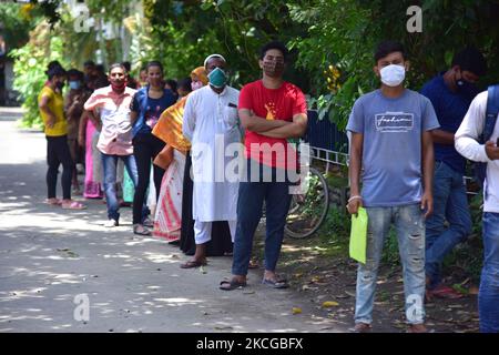 I beneficiari aspettano in coda per ricevere la dose di vaccino COVID-19 durante una campagna di vaccinazione nel distretto di Nagaon, in India, il 22,2021 giugno. (Foto di Anuwar Hazarika/NurPhoto) Foto Stock