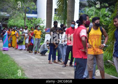 I beneficiari aspettano in coda per ricevere la dose di vaccino COVID-19 durante una campagna di vaccinazione nel distretto di Nagaon, in India, il 22,2021 giugno. (Foto di Anuwar Hazarika/NurPhoto) Foto Stock