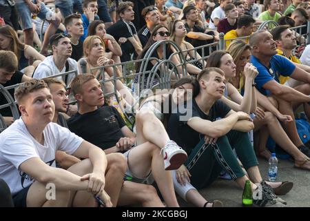 I tifosi ucraini di calcio allietano la Fan zone nel centro di Kyiv, Ucraina, 21 giugno 2021 mentre guardano la partita preliminare di turno UEFA EURO 2020 gruppo C tra Ucraina e Austria che si gioca a Bucarest, Romania. (Foto di Maxym Marusenko/NurPhoto) Foto Stock