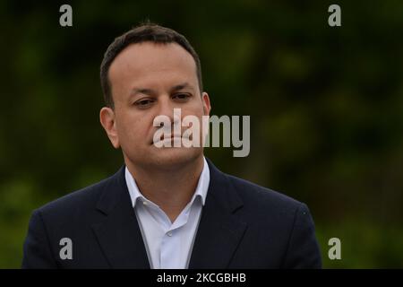 Leo Varadkar, Tanaiste (vice capo del governo irlandese) e Ministro per le imprese, il commercio e l'occupazione, visto durante la sua visita allo zoo di Dublino. Mercoledì 16 giugno 2021 a Dublino, Irlanda. (Foto di Artur Widak/NurPhoto) Foto Stock