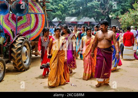 I devoti indù del Tamil celebrano il Festival Amman Ther Thiruvizha al Tempio di Tellipalai Amman a Tellipalai, provincia settentrionale, Sri Lanka. (Foto di Creative Touch Imaging Ltd./NurPhoto) Foto Stock