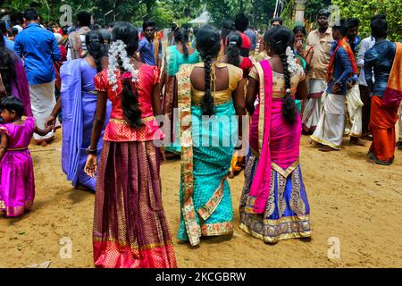 I devoti indù del Tamil celebrano il Festival Amman Ther Thiruvizha al Tempio di Tellipalai Amman a Tellipalai, provincia settentrionale, Sri Lanka. (Foto di Creative Touch Imaging Ltd./NurPhoto) Foto Stock