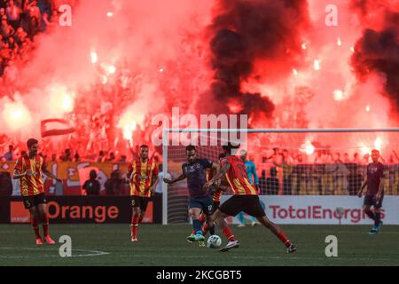 I fan di Esperance si illuminano mentre fanno il tifo per la loro squadra durante la prima tappa della partita di calcio semifinale della CAF Champions League tra l'Esperance tunisina e l'al-Ailly egiziana allo Stadio Olimpico di Rades, nella periferia orientale della capitale tunisina Tunisi, il 19 giugno 2021. (Foto di Ahmed Awaad/NurPhoto) Foto Stock