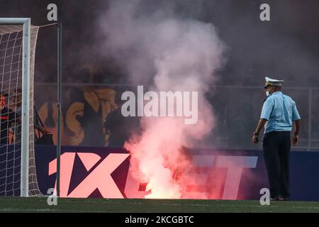 I fan di Esperance si illuminano mentre fanno il tifo per la loro squadra durante la prima tappa della partita di calcio semifinale della CAF Champions League tra l'Esperance tunisina e l'al-Ailly egiziana allo Stadio Olimpico di Rades, nella periferia orientale della capitale tunisina Tunisi, il 19 giugno 2021. (Foto di Ahmed Awaad/NurPhoto) Foto Stock