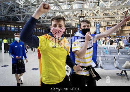 I tifosi della Scozia partono dalla Central Station verso lo stadio in vista della partita Euro 2020 tra Scozia e Croazia il 22 giugno 2021 a Glasgow, Scozia. (Foto di Ewan Bootman/NurPhoto) Foto Stock