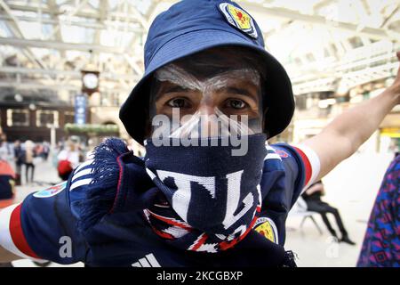 I tifosi della Scozia partono dalla Central Station verso lo stadio in vista della partita Euro 2020 tra Scozia e Croazia il 22 giugno 2021 a Glasgow, Scozia. (Foto di Ewan Bootman/NurPhoto) Foto Stock