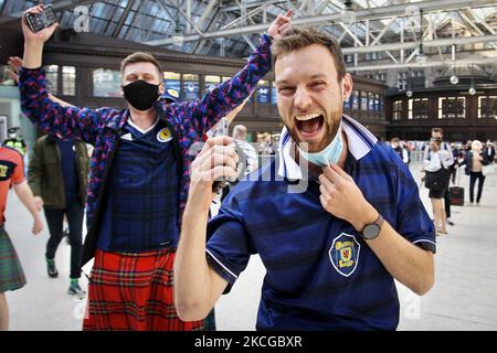 I tifosi della Scozia partono dalla Central Station verso lo stadio in vista della partita Euro 2020 tra Scozia e Croazia il 22 giugno 2021 a Glasgow, Scozia. (Foto di Ewan Bootman/NurPhoto) Foto Stock