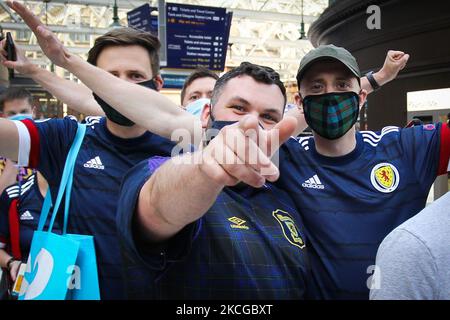 I tifosi della Scozia partono dalla Central Station verso lo stadio in vista della partita Euro 2020 tra Scozia e Croazia il 22 giugno 2021 a Glasgow, Scozia. (Foto di Ewan Bootman/NurPhoto) Foto Stock