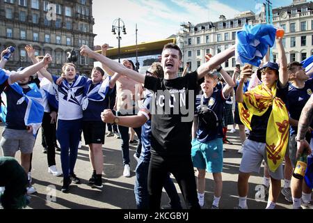 I fan scozzesi sono visti nel centro della città in vista della partita Euro 2020 tra Scozia e Croazia il 22 giugno 2021 a Glasgow, Scozia. (Foto di Ewan Bootman/NurPhoto) Foto Stock