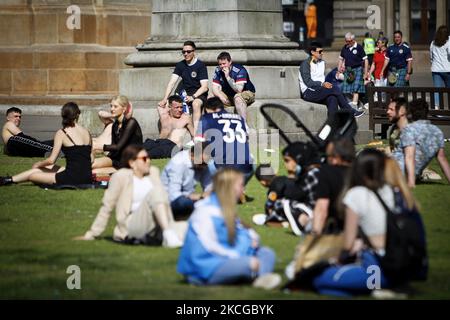 I fan scozzesi sono visti nel centro della città in vista della partita Euro 2020 tra Scozia e Croazia il 22 giugno 2021 a Glasgow, Scozia. (Foto di Ewan Bootman/NurPhoto) Foto Stock