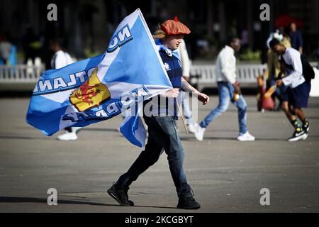 I fan scozzesi sono visti nel centro della città in vista della partita Euro 2020 tra Scozia e Croazia il 22 giugno 2021 a Glasgow, Scozia. (Foto di Ewan Bootman/NurPhoto) Foto Stock