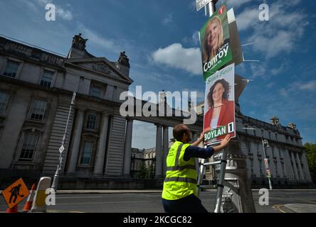 Il poster elettorale di Lynn Boyland del Sinn Fein è appeso su una lampada da strada di fronte agli edifici governativi di Dublino. Giovedì 8 luglio 2021 si terrà una by-elezione nella circoscrizione di Dáil Éireann, nella baia di Dublino sud, in Irlanda, per coprire il posto vacante lasciato dalle dimissioni di Eoghan Murphy. Martedì 22 giugno 2021 a Dublino, Irlanda. (Foto di Artur Widak/NurPhoto) Foto Stock