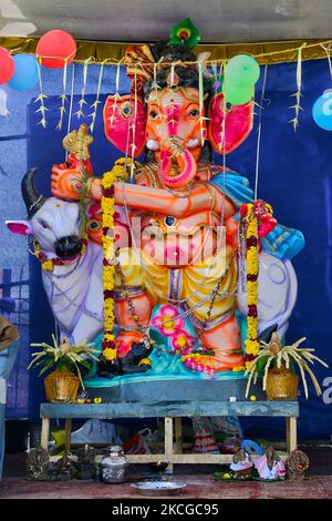 Grande idolo di Lord Ganesha (Lord Ganesh) in un santuario lungo la strada durante il festival di Ganesh Chaturthi a Kumbakonam, Tamil Nadu, India. Ganesh Chaturthi (noto anche come Vinayaka Chaturthi) è un festival indù che celebra l'arrivo di Ganesh sulla terra da Kailash Parvat con sua madre Dea Parvati. Il festival è segnato con l'installazione di Ganesh idoli argilla privatamente in case e pubblicamente su elaborati pandali (templi temporanei lungo la strada). (Foto di Creative Touch Imaging Ltd./NurPhoto) Foto Stock