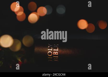 Natale sfondo luminoso con bibbia e crocifissione di Gesù Cristo e luci bokeh Foto Stock