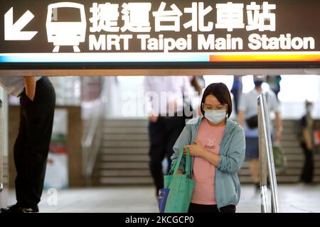 Le persone che indossano maschere facciali viste in una delle principali stazioni ferroviarie della metropolitana di Taipei, mentre Taiwan estende il suo allarme di livello 3 di Covid-19 al 12 luglio, in un aumento di infezioni domestiche e morti che induce una carenza di fornitura di vaccini, a Taipei, Taiwan, il 23 giugno 2021. (Foto di Ceng Shou Yi/NurPhoto) Foto Stock