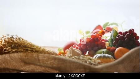 Chiesa di ringraziamento decorazione e sfondo con frutti e grani fondo frutti d'autunno bacche Foto Stock