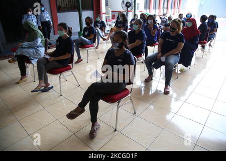 Gli ufficiali di correzione e i detenuti (WBP) della Classe II-A Penitenziario (Lapas) Pondok Bambu, East Jakarta, sono sottoposti a vaccinazione di massa per Covid-19, il 23,2021 giugno. Tipo di vaccinazione di massa Sinovac per i detenuti e gli ufficiali carcerari per garantire la certezza e la garanzia della distribuzione del programma di vaccinazione di massa COVID-19. Un totale di 263 persone, composto da 32 ufficiali carcerari e 231 residenti assistiti, sono state vaccinate contro COVID-19 per creare immunità uditiva nel mezzo della pandemia COVID-19, che non è ancora terminata. (Foto di Dasril Roszandi/NurPhoto) Foto Stock