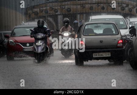 La pioggia monsonica precipita nella città di Bhubaneswar, capitale dell'India orientale, il 23 giugno 2021. (Foto di Str/NurPhoto) Foto Stock