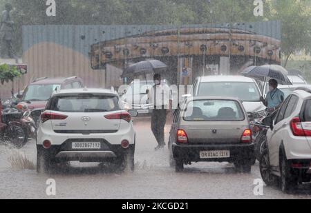 La pioggia monsonica precipita nella città di Bhubaneswar, capitale dell'India orientale, il 23 giugno 2021. (Foto di Str/NurPhoto) Foto Stock