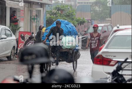 La pioggia monsonica precipita nella città di Bhubaneswar, capitale dell'India orientale, il 23 giugno 2021. (Foto di Str/NurPhoto) Foto Stock