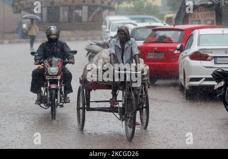 La pioggia monsonica precipita nella città di Bhubaneswar, capitale dell'India orientale, il 23 giugno 2021. (Foto di Str/NurPhoto) Foto Stock