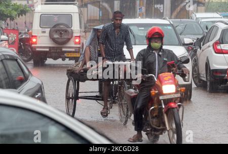 La pioggia monsonica precipita nella città di Bhubaneswar, capitale dell'India orientale, il 23 giugno 2021. (Foto di Str/NurPhoto) Foto Stock