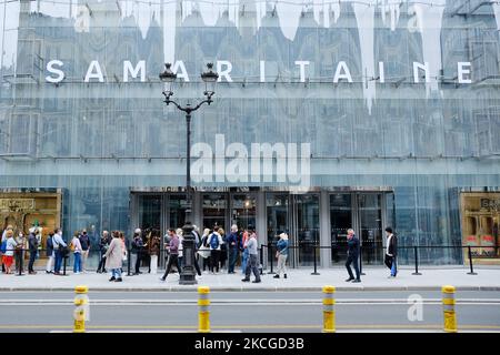 La Samaritaine riapre le sue porte a Parigi, in Francia, il 23 giugno 2021. Dopo sedici anni di lavori di ristrutturazione, il grande magazzino di rue de Rivoli a Parigi, di proprietà della LVMH, la Samaritaine riaprì le sue porte. (Foto di Vincent Koebel/NurPhoto) Foto Stock