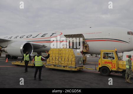 Il personale di DHL, una società specializzata nella consegna dei pacchi, e i membri dell'esercito messicano sorvegliano l'atterraggio di un aereo all'aeroporto internazionale di Città del Messico da Cincinnati, trasportando 585.000 dosi di Pfizer-Biotech biologics, che saranno distribuiti come parte del piano nazionale di vaccinazione contro COVID-19 in Messico. Il 23 giugno 2021 a Città del Messico. (Foto di Gerardo Vieyra/NurPhoto) Foto Stock