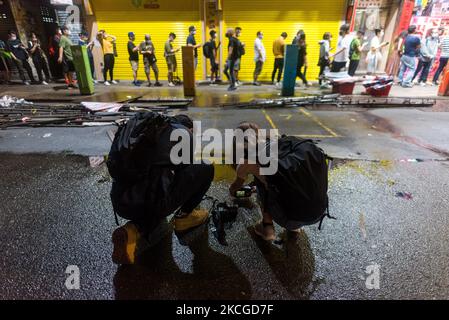 I fotografi sparano alla gente in coda per acquistare Apple Daily a Mongkok, a Hong Kong, Cina, il 24 giugno 2021. (Foto di Marc Fernandes/NurPhoto) Foto Stock